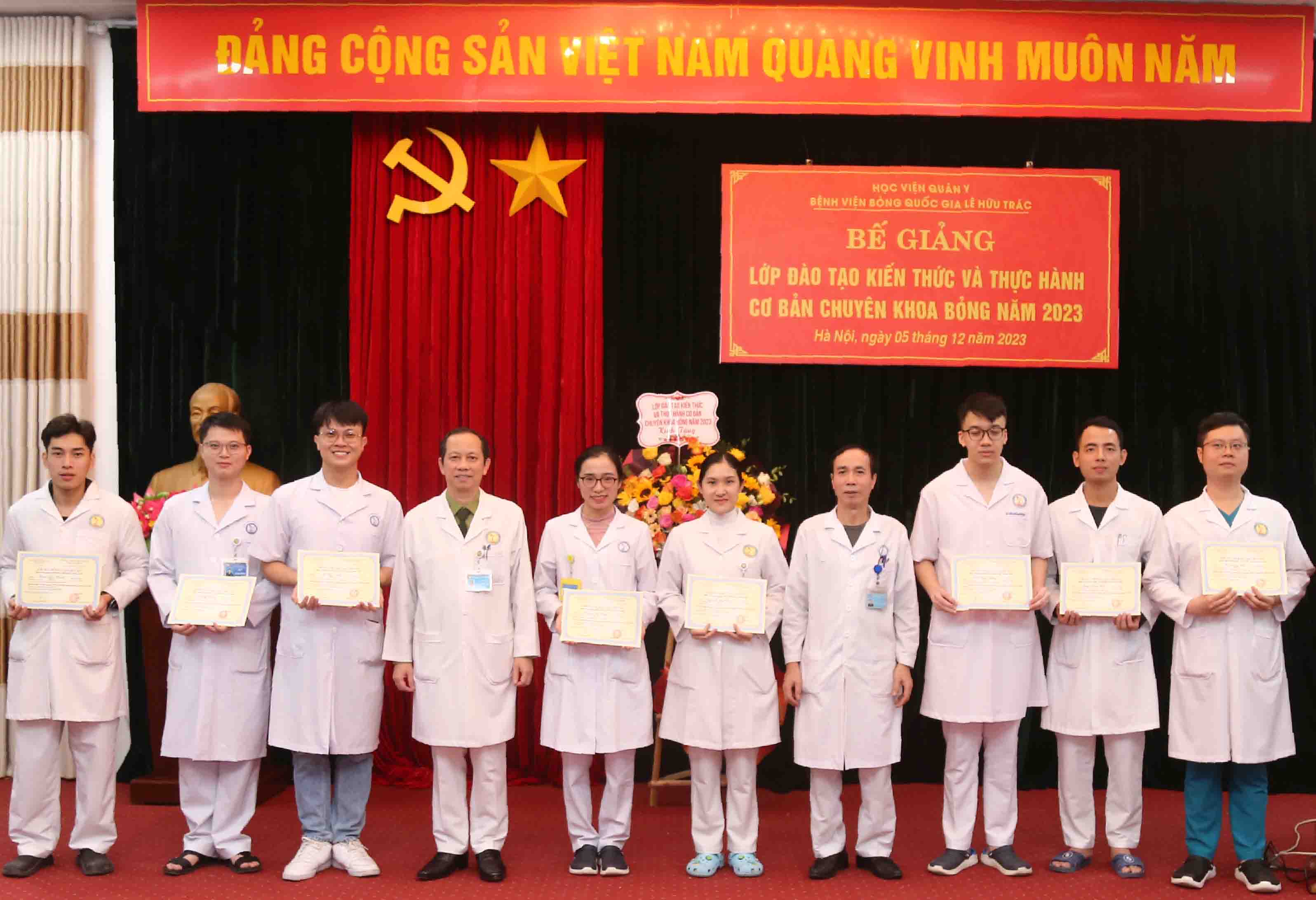 Bế giảng Lớp đào tạo kiến thức và thực hành cơ bản chuyên khoa Bỏng năm 2023