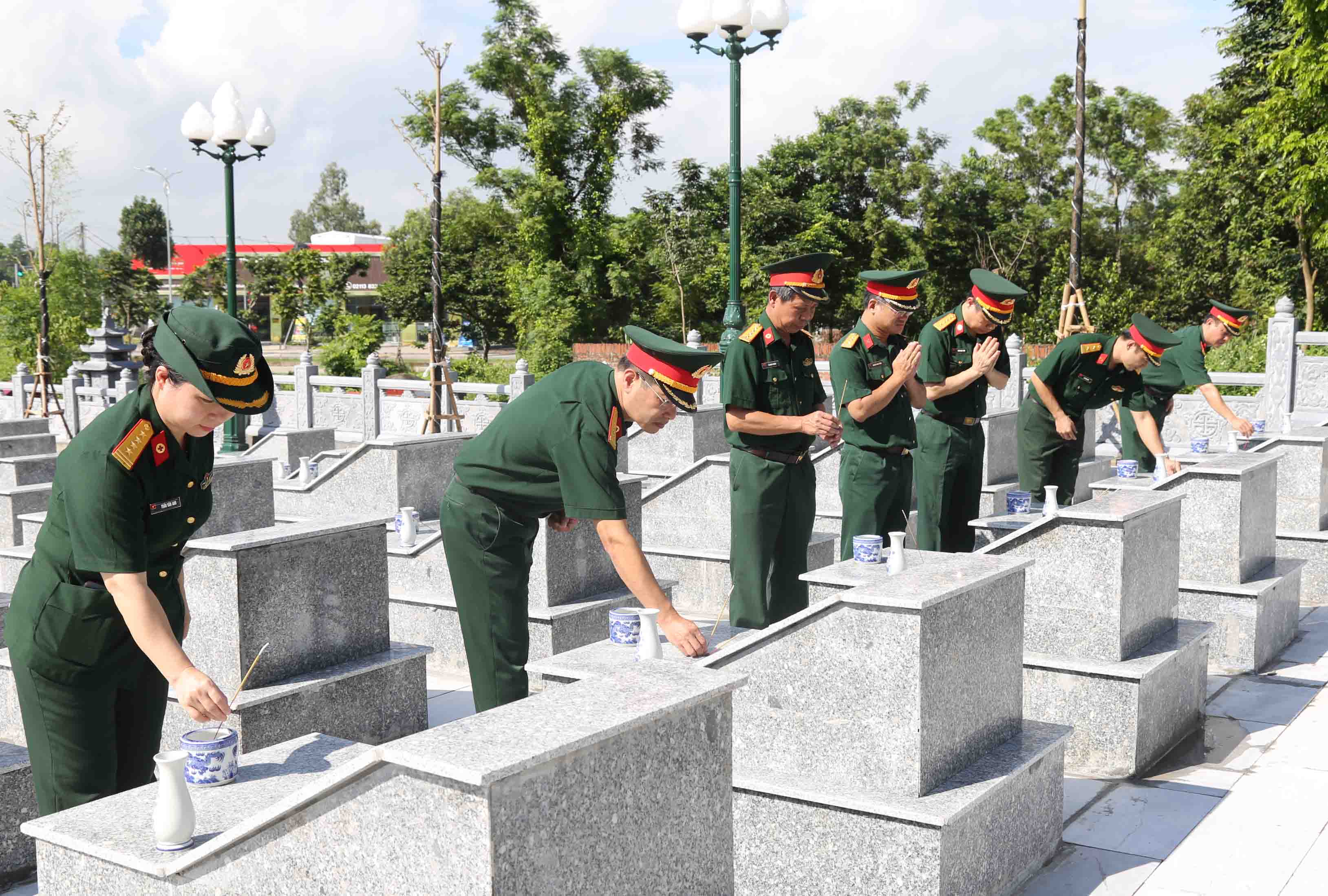 Bệnh viện Bỏng Quốc gia Lê Hữu Trác dâng hương, dâng hoa tại nghĩa trang Liệt sĩ xã Hoàng Hoa, Tam Dương, Vĩnh Phúc 