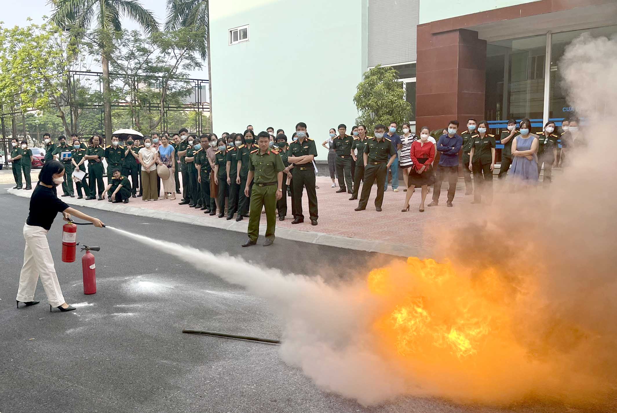 Bệnh viện Bỏng quốc gia Lê Hữu Trác tổ chức tập huấn kiến thức, kỹ năng phòng cháy, chữa cháy cho cán bộ, nhân viên và người lao động
