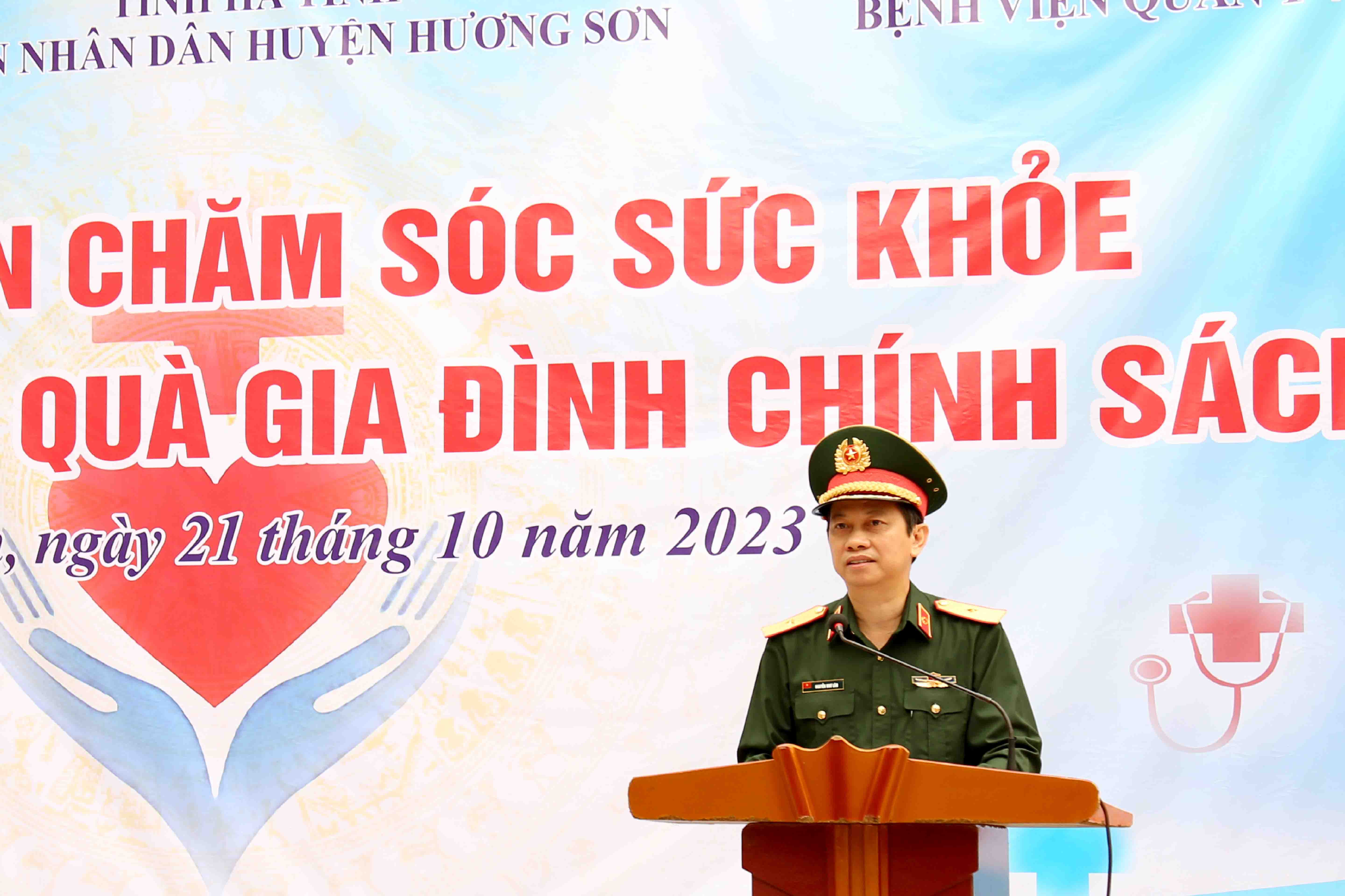 Bệnh viện Bỏng Quốc gia Lê Hữu Trác khám, tư vấn chăm sóc sức khỏe, cấp thuốc, tặng quà cho các đối tượng chính sách tại huyện Hương Sơn, Hà Tĩnh