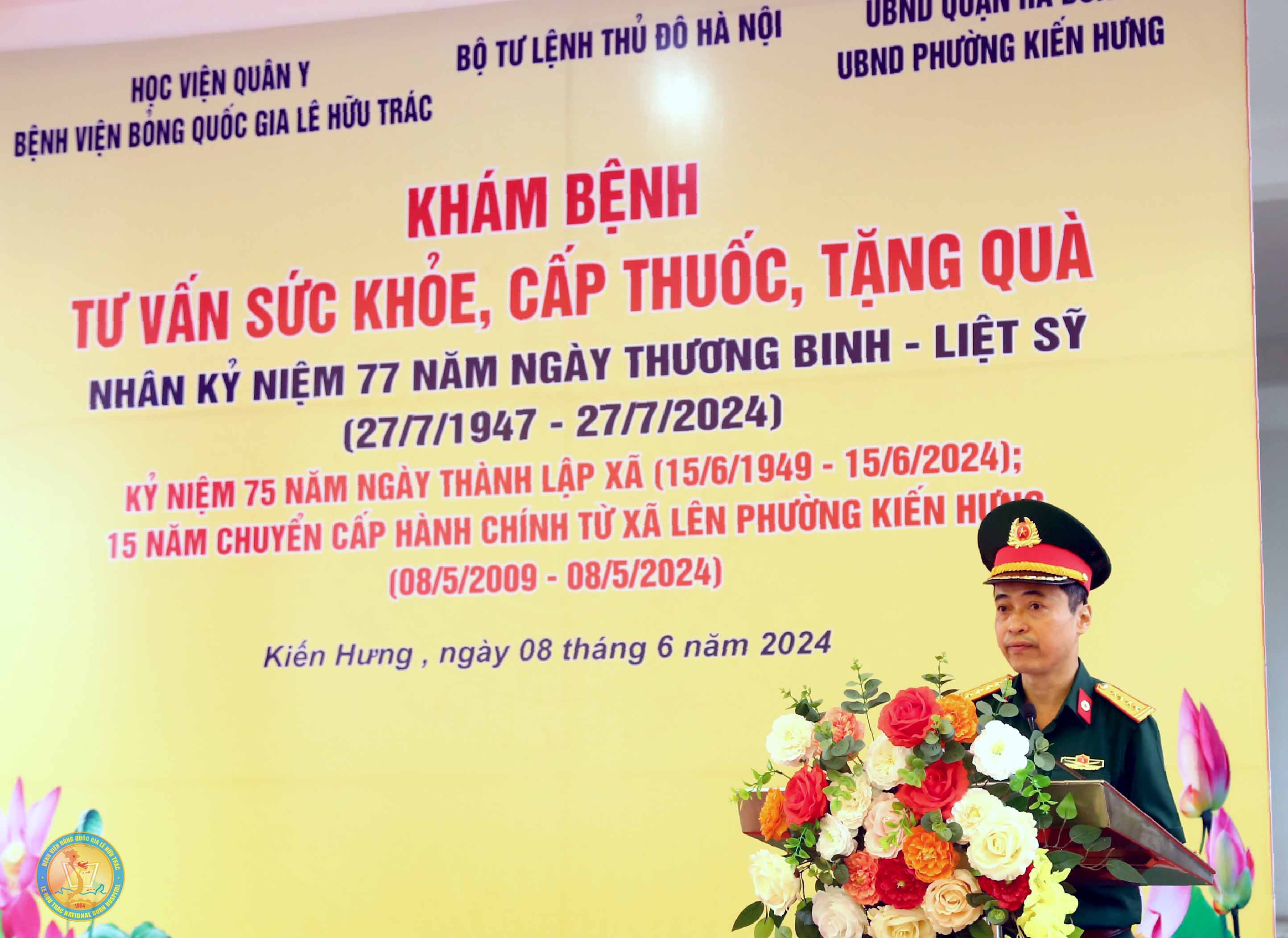 Bệnh viện Bỏng Quốc gia Lê Hữu Trác khám bệnh, tư vấn sức khỏe, cấp thuốc và tặng quà cho các gia đình chính sách phường Kiến Hưng, quận Hà Đông