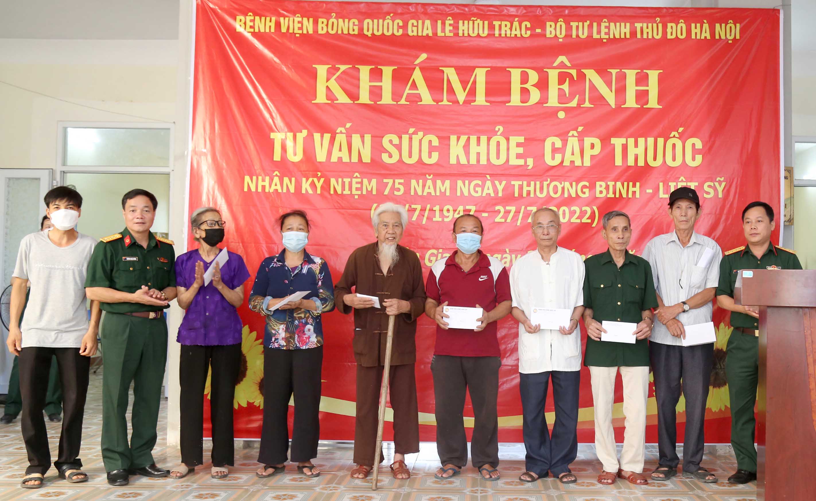 Bệnh viện Bỏng quốc gia Lê Hữu Trác khám, tư vấn sức khoẻ cho các đối tượng chính sách trên địa bàn TP. Hà Nội