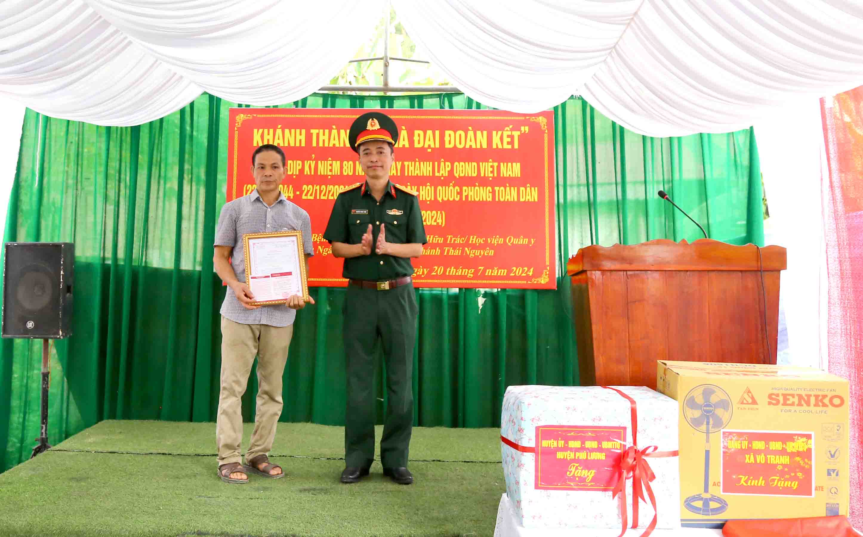 Bệnh viện Bỏng Quốc gia Lê Hữu Trác tặng quà gia đình chính sách và khánh thành “Nhà Đại đoàn kết” tại xã Vô Tranh, huyện Phú Lương, tỉnh Thái Nguyên