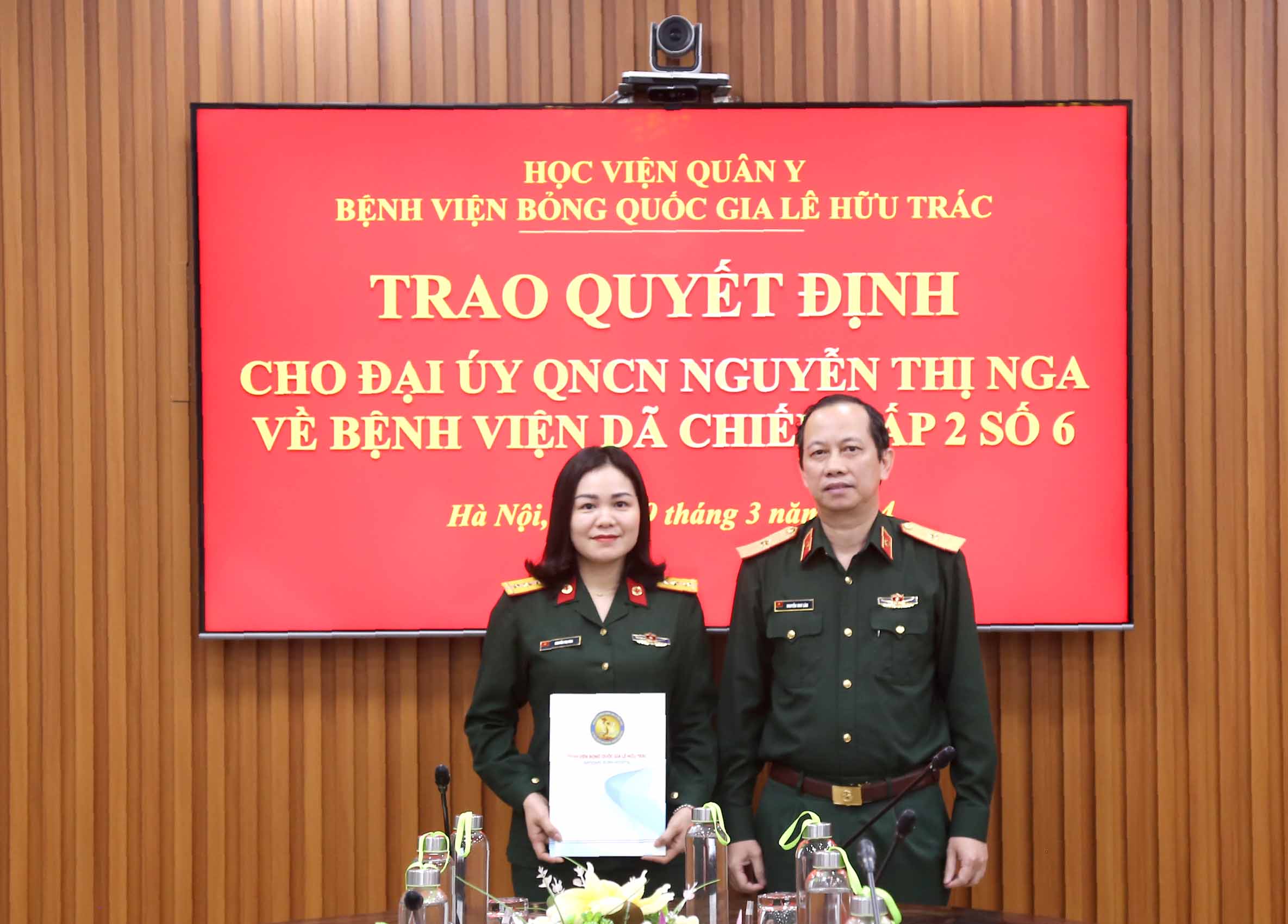 Bệnh viện Bỏng Quốc gia Lê Hữu Trác trao quyết định cho cán bộ, nhân viên bệnh viện tham gia Bệnh viện dã chiến cấp 2 số 6