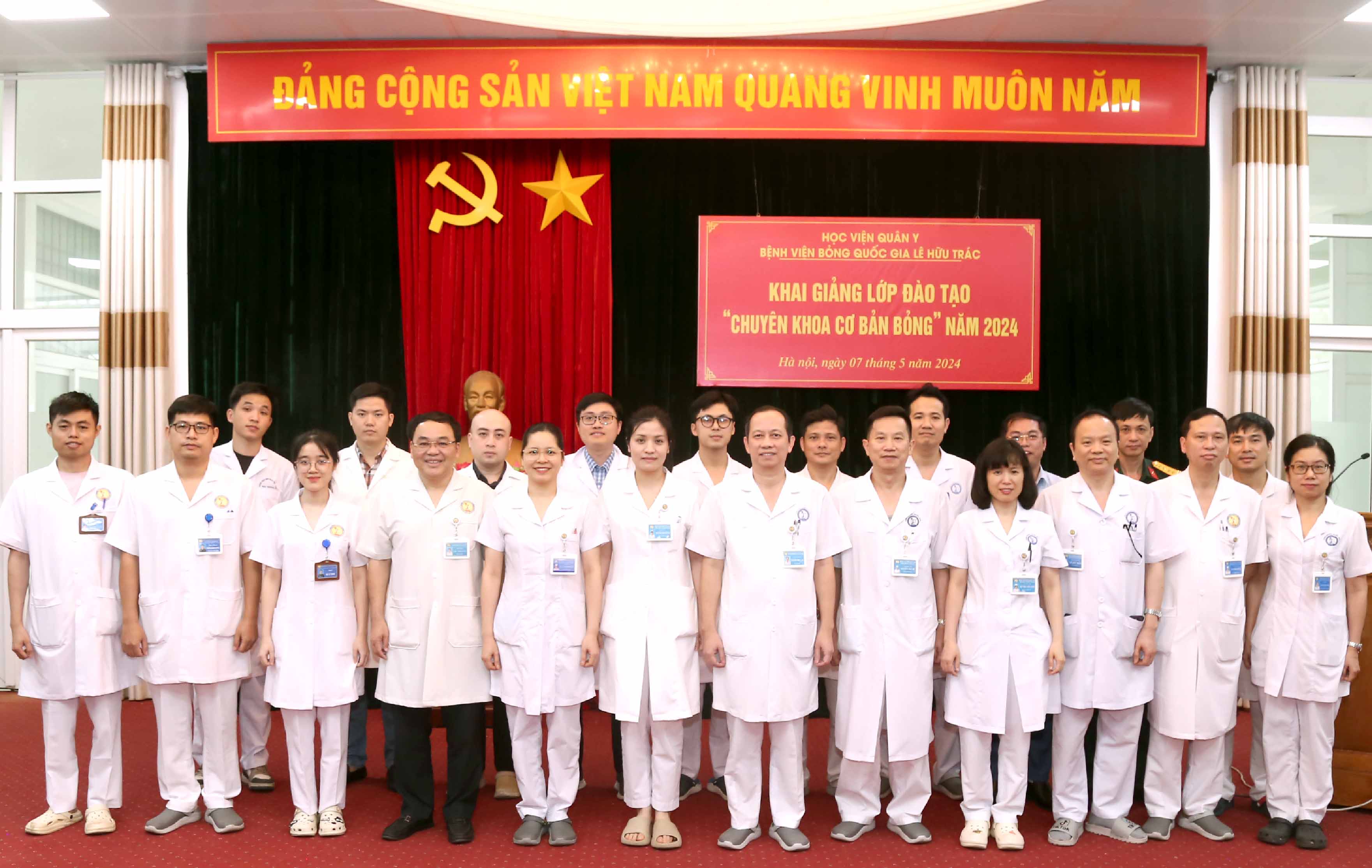 Bệnh viện Bỏng Quốc gia Lê Hữu Trác khai giảng lớp đào tạo Chuyên khoa cơ bản Bỏng năm 2024