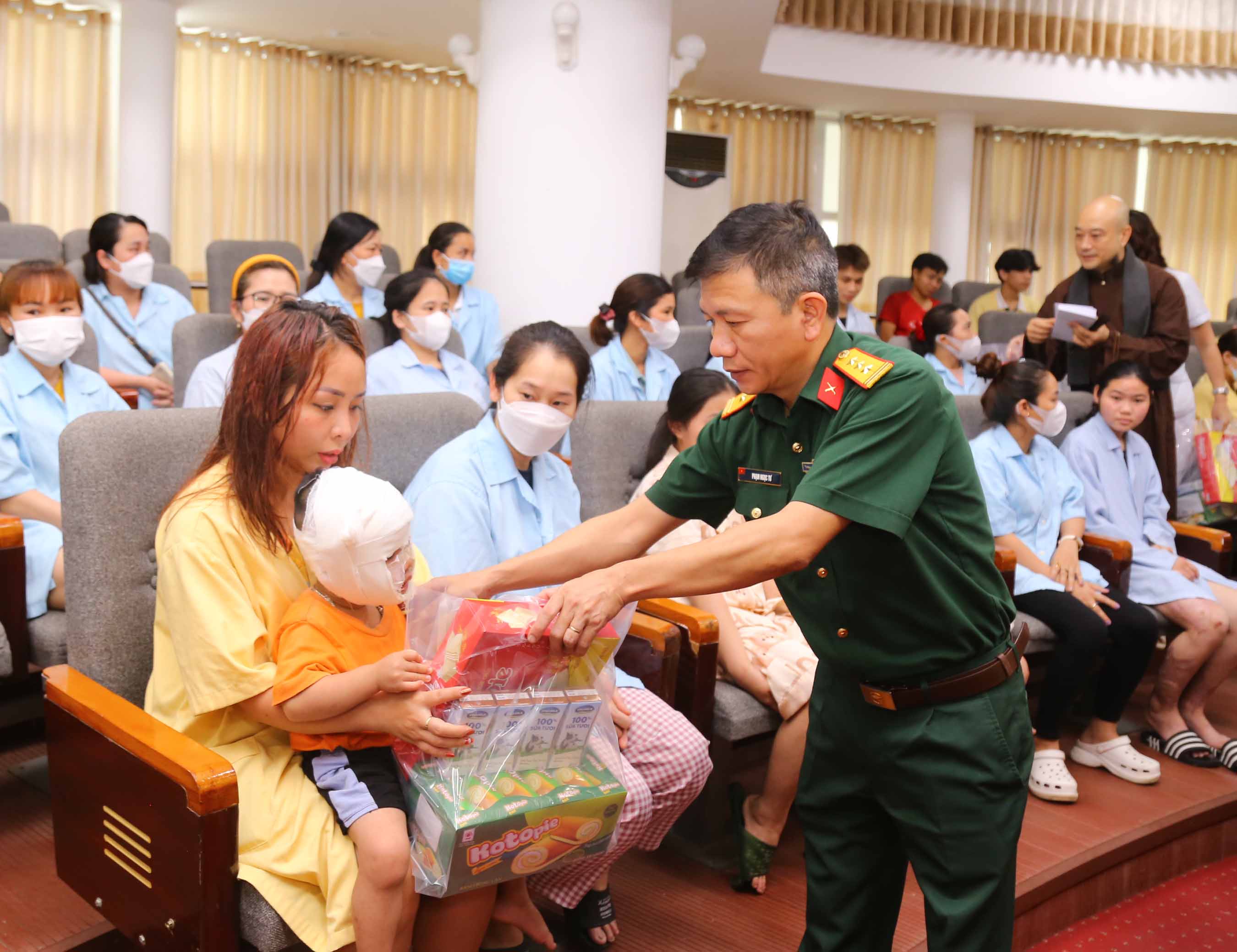 Nhiều phần quà ý nghĩa Bệnh viện Bỏng quốc gia Lê Hữu Trác dành tặng bệnh nhi nhân dịp Tết thiếu nhi