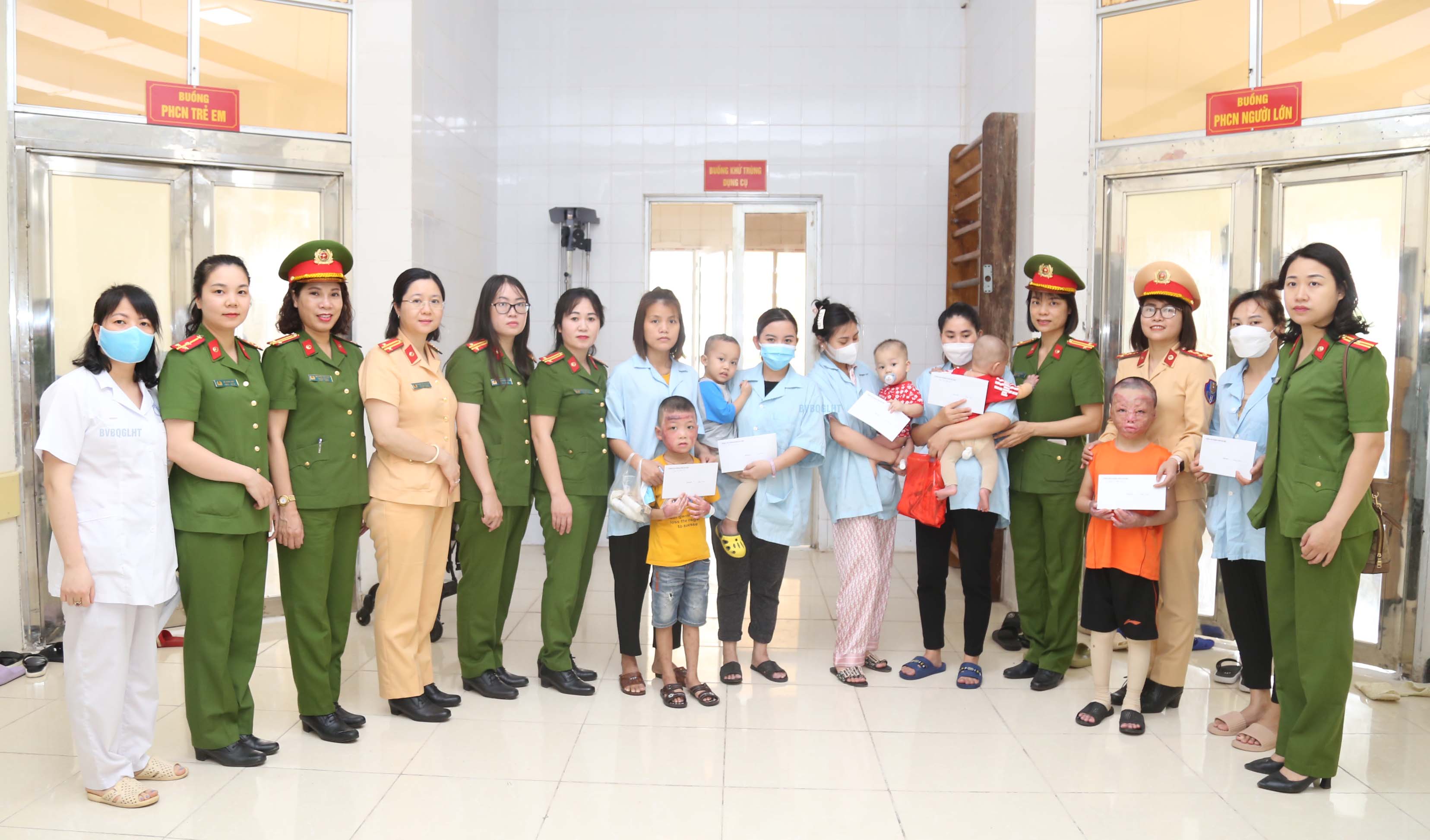 Niềm vui nhỏ với các bệnh nhi đang điều trị tại Bệnh viện Bỏng quốc gia Lê Hữu Trác nhân ngày 1/6 