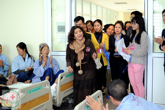 NSND Thanh Hoa mang âm nhạc đến Viện Bỏng Quốc Gia