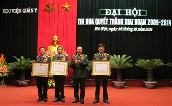 Đột phá trong nhiều khâu yếu, việc khó