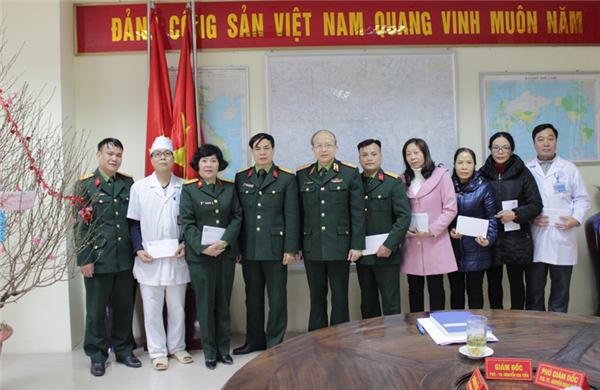 Tặng quà các đối tượng chính sách  nhân dịp Tết Nguyên đán Bính Thân năm 2016