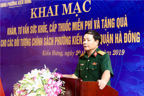 Bệnh viện Bỏng Quốc gia khám bệnh, tư vấn sức khỏe, cấp thuốc miễn phí và tặng quà cho các gia đình chính sách tại phường Kiến Hưng, quận Hà Đông