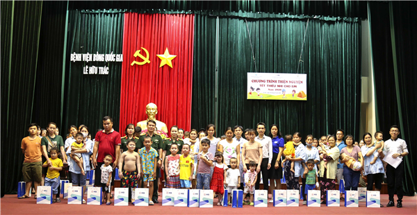 Tặng quà cho các bệnh nhi điều trị tại Bệnh viện Bỏng quốc gia Lê Hữu Trác/ Học viện Quân y nhân dịp ngày Quốc tế thiếu nhi 1/6