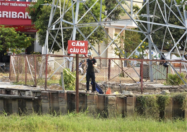 Cảnh báo nguy hiểm khi câu cá gần lưới điện cao thế