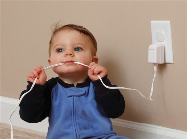 Bỏng vùng miệng do cắn vào dây điện một tai nạn nguy hiểm với trẻ em