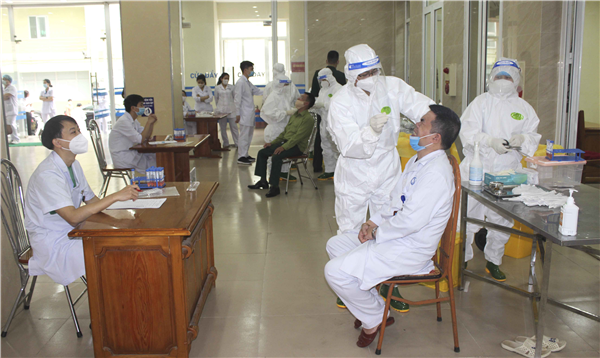 Xét nghiệm sàng lọc virus SARS-CoV-2 cho toàn bộ cán bộ, nhân viên Bệnh viện Bỏng Quốc gia Lê Hữu Trác và học viên Hệ 1/Học viện Quân y