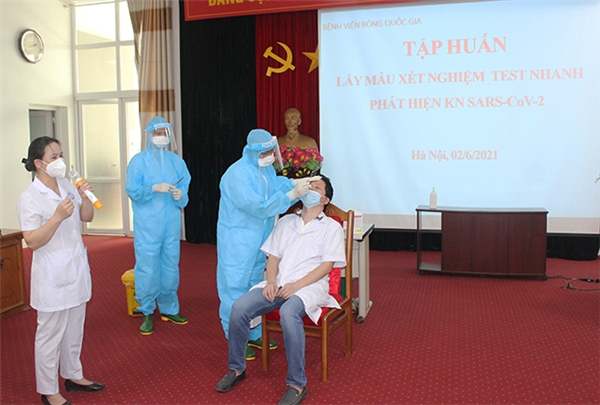 Bệnh viện Bỏng Quốc gia Lê Hữu Trác tập huấn lấy mẫu, xét nghiệm kháng nguyên virus SARS-CoV-2 bằng test nhanh cho bác sĩ, điều dưỡng Bệnh viện 