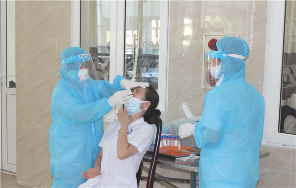 Xét nghiệm sàng lọc sớm virus SARS-CoV-2 cho cán bộ, nhân viên y tế, bệnh nhân điều trị nội trú và nhân viên các đơn vị cung cấp dịch vụ trong Bệnh viện Bỏng Quốc gia Lê Hữu Trác