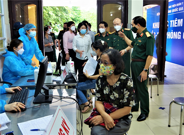 Bệnh viện Bỏng quốc gia Lê Hữu Trác tiêm chủng vaccine phòng Covid-19 cho người dân trên địa bàn